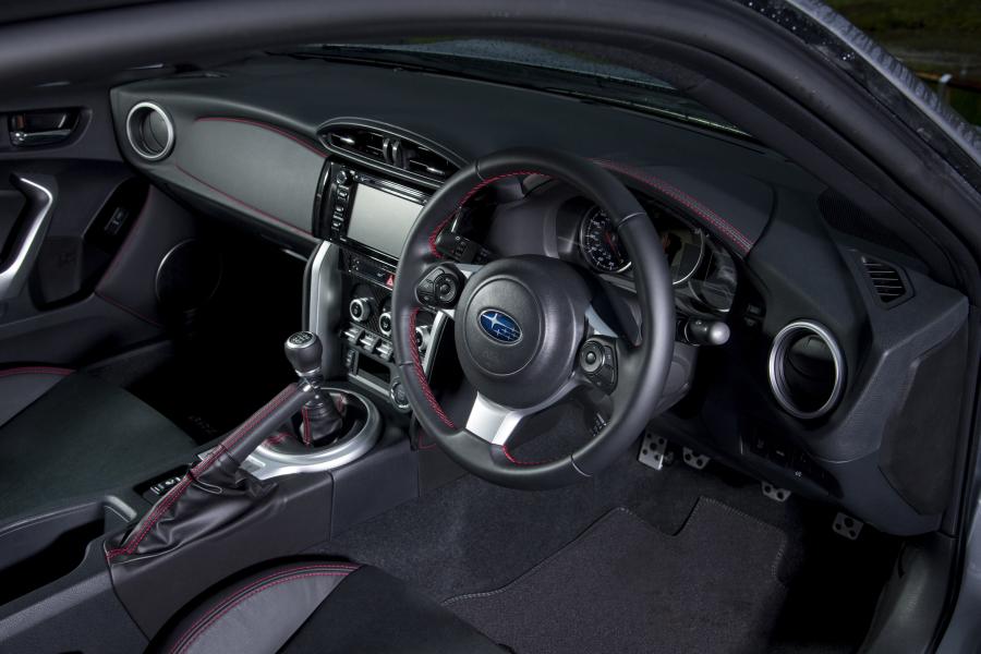Интерьер Subaru BRZ 2016 года  (UK) (фото 21 из 40)